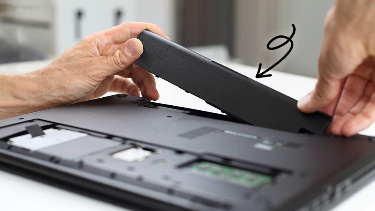 Tháo pin laptop Dell và sạc trực tiếp để kiểm tra lỗi