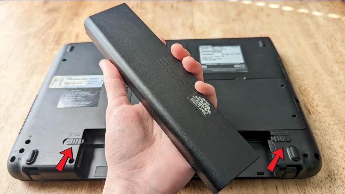 Tháo pin laptop Dell