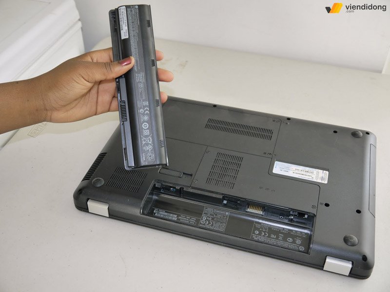 Tháo pin laptop khi bị vô nước không lên nguồn