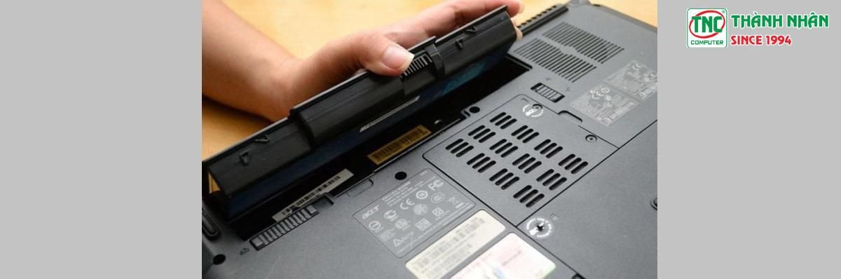 Tháo pin rời khỏi laptop Dell trước khi nâng cấp RAM