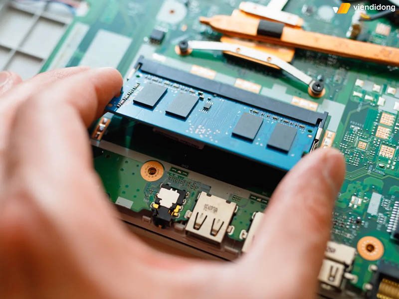 Tháo RAM để xử lý laptop vô nước không lên nguồn hiệu quả
