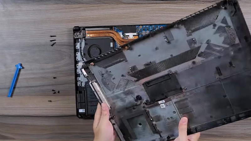Tháo rời nắp lưng laptop để tiếp cận các linh kiện bên trong