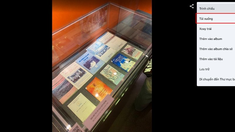 Thao tác chọn 'Tải xuống' một bức ảnh làm hình nền laptop từ Google Photos.