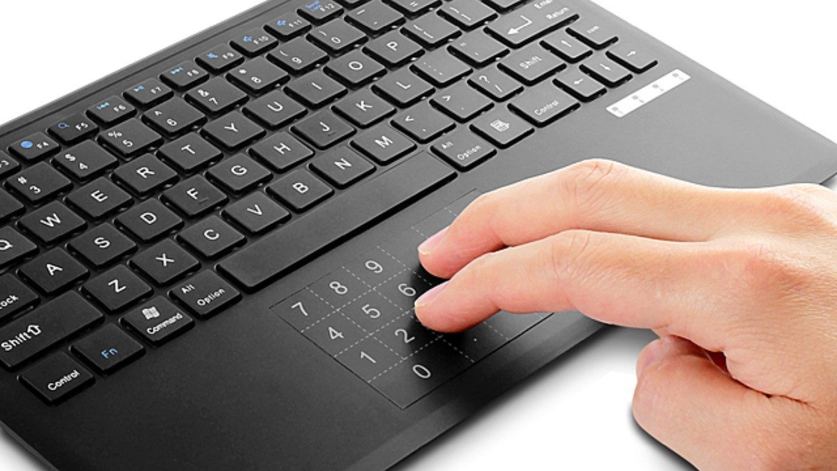 Thao tác chụm hai ngón tay trên touchpad để phóng to hoặc thu nhỏ nội dung, một cử chỉ hữu ích khi lướt trang.