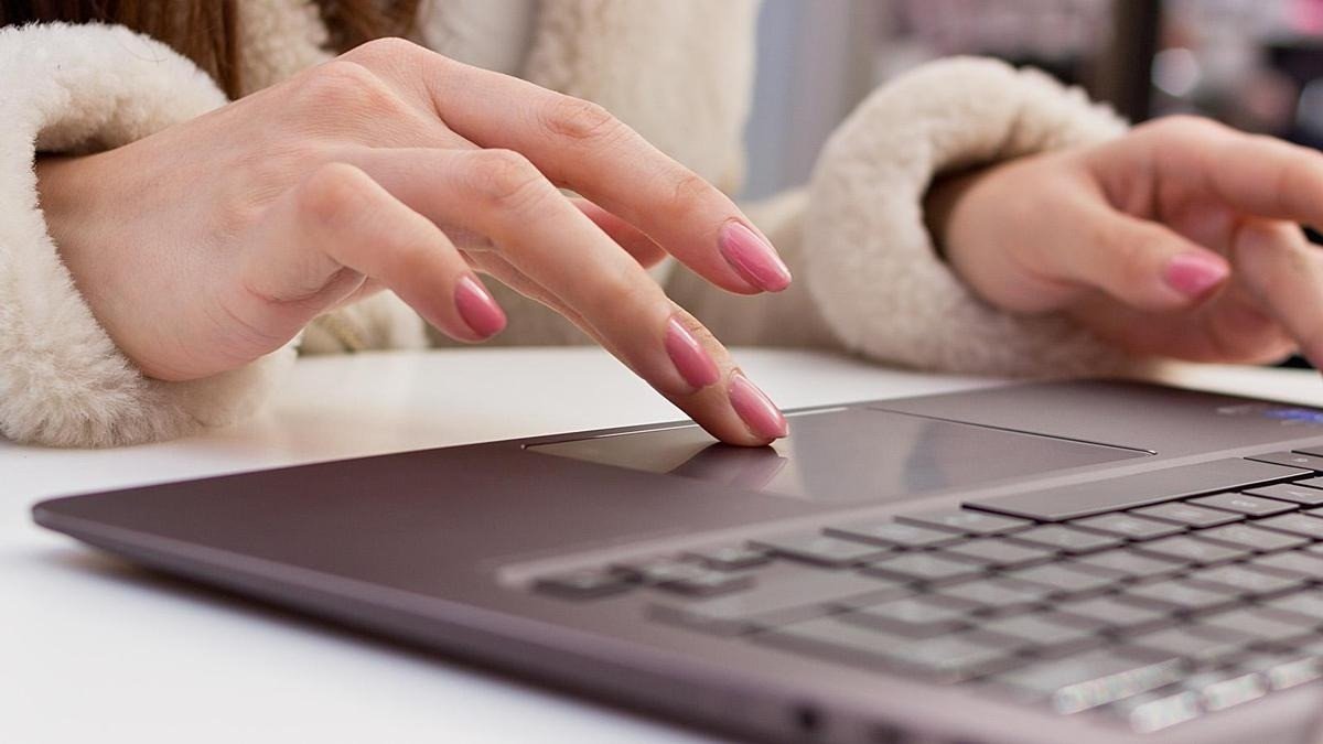 Thao tác di chuyển con trỏ trên touchpad, minh họa cách lướt màn hình laptop không cần chuột một cách cơ bản nhất