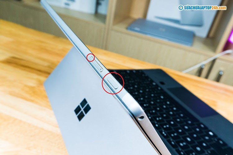 Thao tác giữ nút giảm âm lượng và nút nguồn để boot vào chế độ khôi phục trên Surface Laptop 3