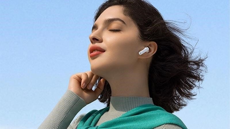 thao tác nhấn giữ tai nghe Baseus để chuyển bài hát tiếp theo
