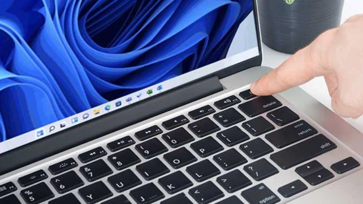 Thao tác nhấn nút nguồn khắc phục laptop bị đơ khi khởi động