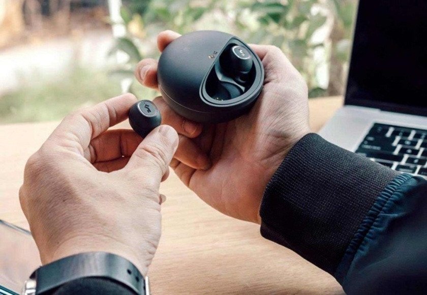 Thao tác reset tai nghe Bluetooth có nút dung lượng và nút nguồn để xử lý lỗi kết nối.