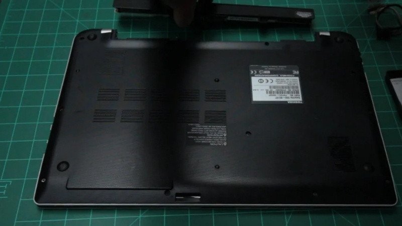 Thao tác tháo pin laptop an toàn trước khi sửa cáp màn hình