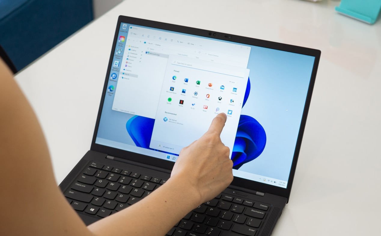 Thao tác trực tiếp trên màn hình laptop cảm ứng để sáng tạo