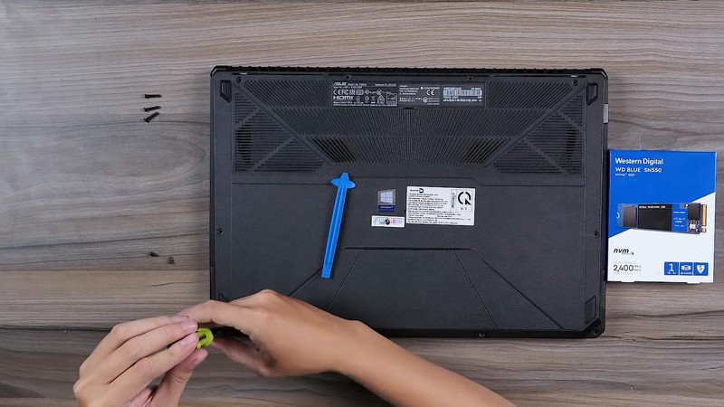 Tháo tất cả ốc vít ở mặt đáy laptop bằng tua vít chuyên dụng