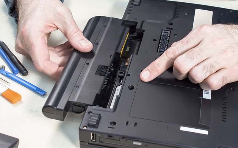 Tháo và lắp lại pin laptop để xử lý lỗi tắt máy