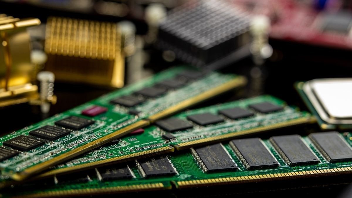 Tháo và lắp lại RAM laptop khi sập nguồn