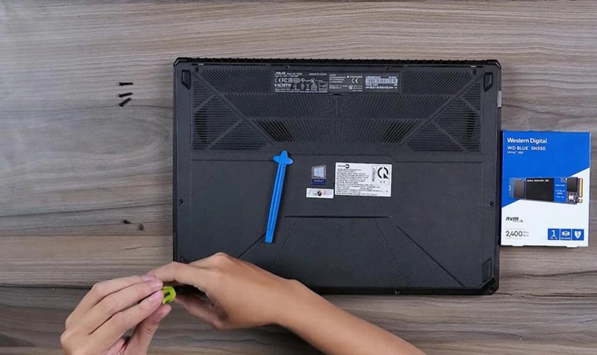 Tháo vỏ laptop và xác định vị trí ổ cứng để lắp thêm ổ cứng SSD