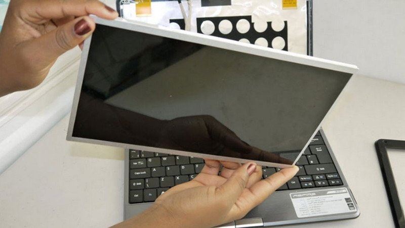 Thay màn hình laptop Lenovo đòi hỏi kỹ năng và kinh nghiệm