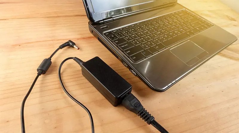 Thay pin laptop mới để khắc phục sự cố laptop không lên nguồn khi không cắm sạc