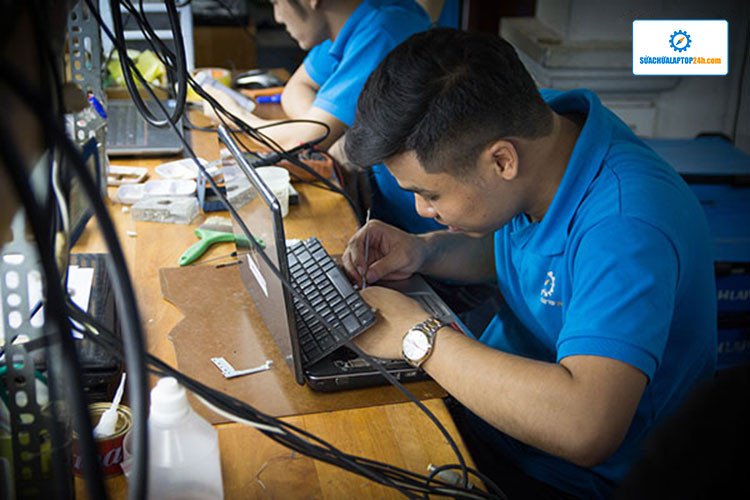 Thay thế bàn phím laptop hỏng, quy trình sửa chữa laptop lấy ngay hiệu quả.