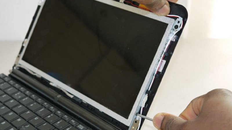 Thay thế màn hình laptop chất lượng kém có thể gây lỗi