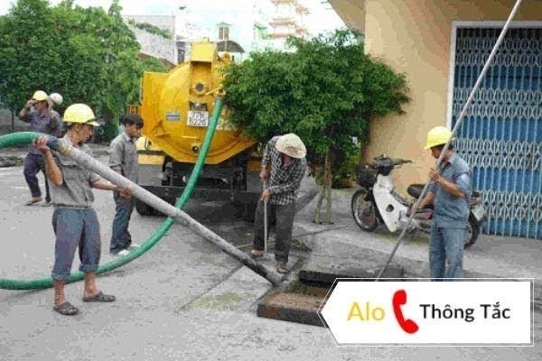 Thiết bị chuyên dụng đang được sử dụng để thông tắc cống hoặc hút hầm cầu tại Nghệ An