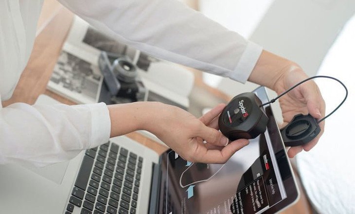 Thiết bị chuyên dụng Spyder đang được sử dụng để cân chỉnh màu màn hình laptop, đảm bảo độ chính xác màu sắc cao nhất.
