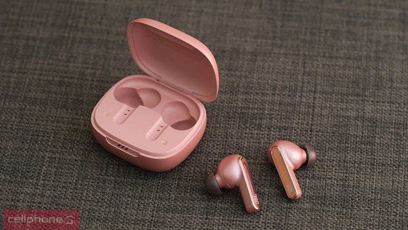 Thiết kế công thái học của tai nghe JBL Live Pro 2 ôm khít tai, tăng cường khả năng chống ồn