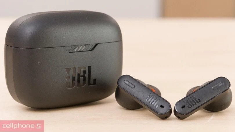 Thiết kế công thái học của tai nghe JBL Tune 230NC màu đen