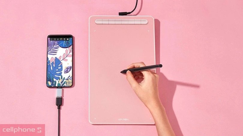 Thiết kế đồ họa chuyên nghiệp với bảng vẽ điện tử và laptop