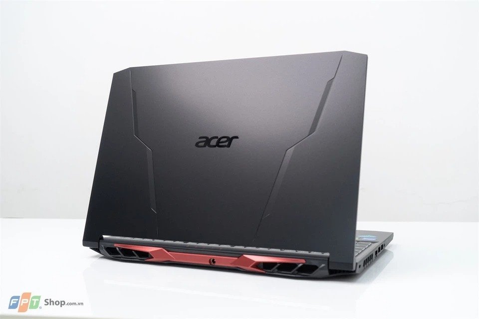 Thiết kế hầm hố của laptop Acer Nitro Gaming AN515-57-5669