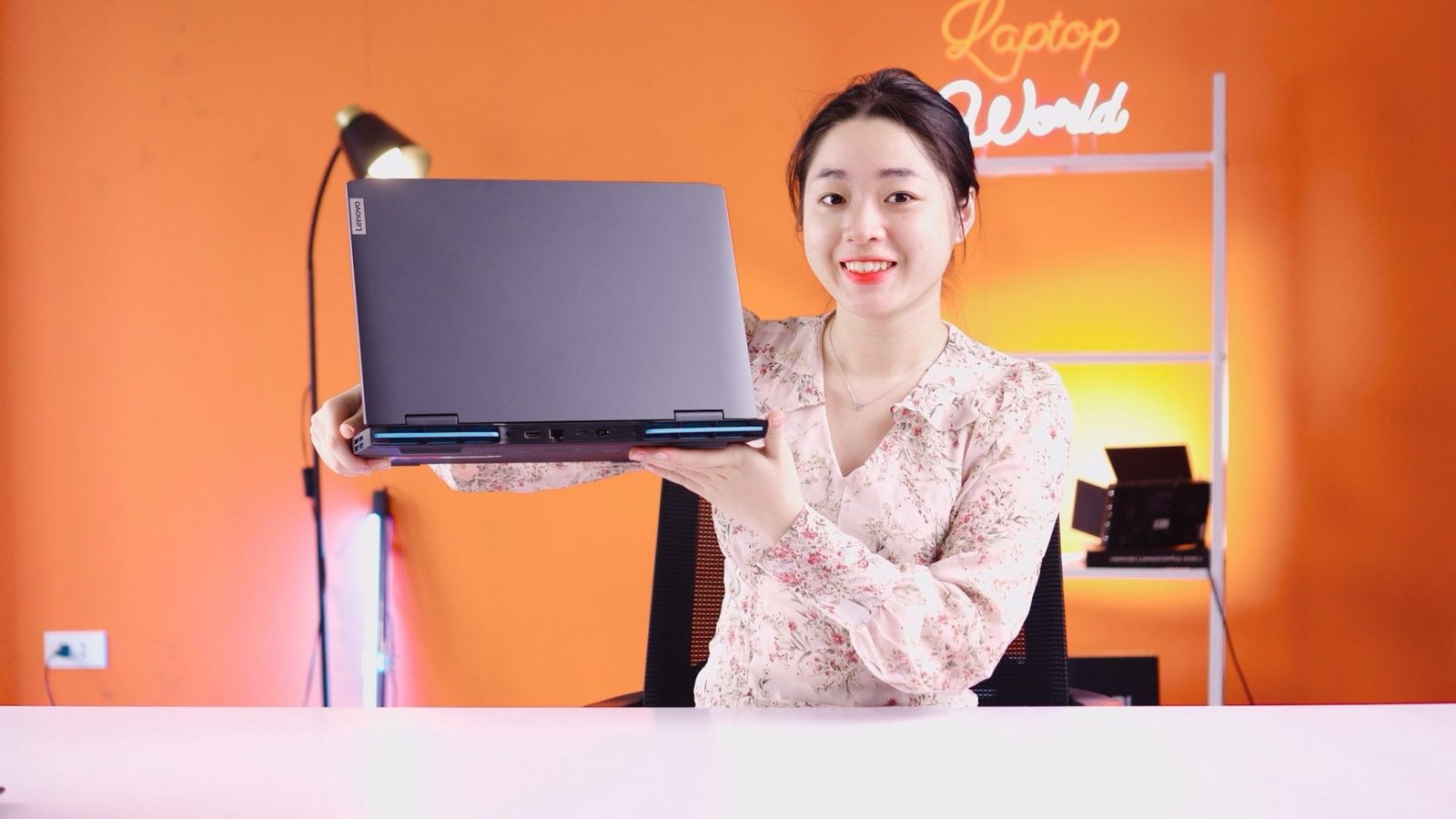 Thiết kế hiện đại của laptop Lenovo IdeaPad Gaming 3 15ARH7 82SB00BBVN màu Onyx Grey