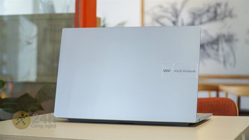 Thiết kế hiện đại, mỏng nhẹ của ASUS Vivobook 15 X1504VA giúp tăng tính di động và sự phụ thuộc vào pin