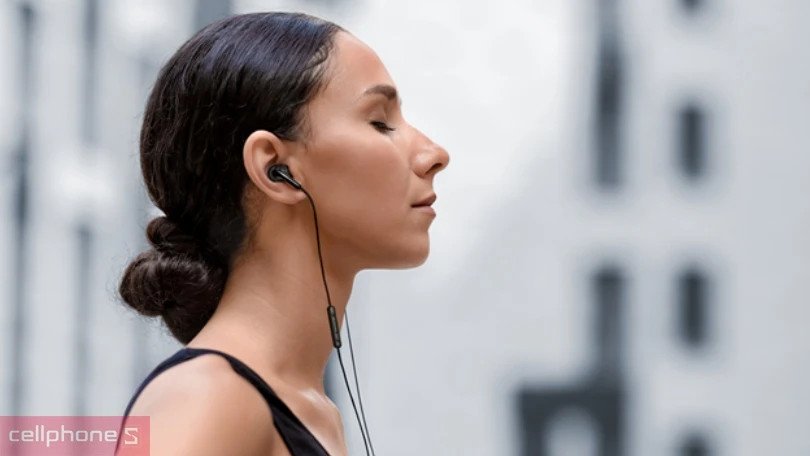 Thiết kế in-ear thoải mái của tai nghe có dây Xiaomi, ôm sát tai người dùng