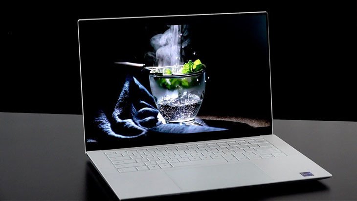 Thiết kế màn hình OLED 3.5K của Dell XPS 15 9510 mang lại hiển thị sắc nét, so sánh laptop hp và dell loại nào tốt hơn