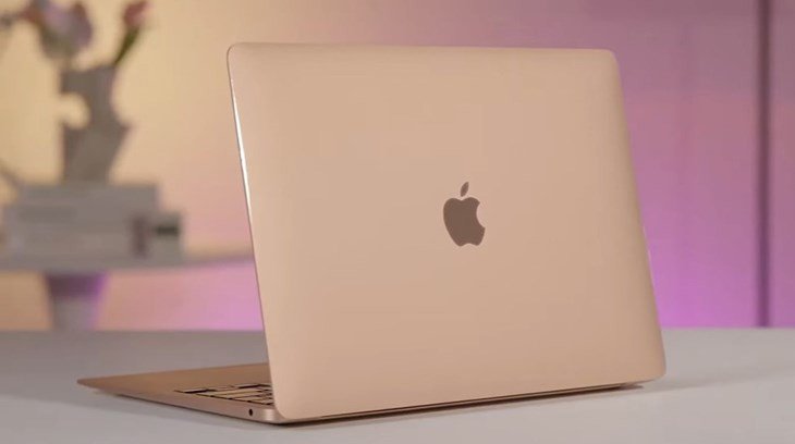 Thiết kế mỏng nhẹ của MacBook Air M1 với vỏ kim loại sáng bóng