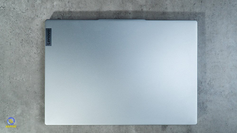 Thiết kế mỏng nhẹ và màu sắc Cloud Grey hiện đại của laptop Lenovo IdeaPad Slim 5 15IRU9 83D00003VN