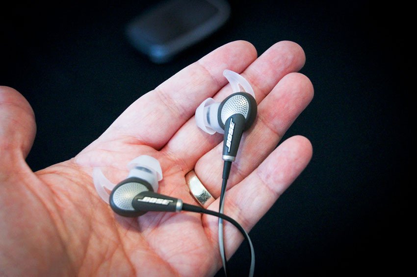 Thiết kế nút tai Bose QC20 StayHear+ ôm vừa vặn và hộp điều khiển trên dây