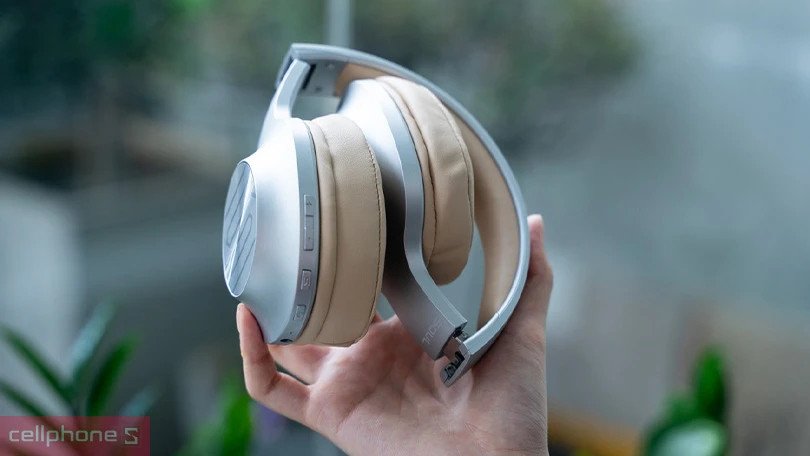 Thiết kế ốp tai mềm mại của tai nghe Soul Ultra Wireless 2 màu đen, ôm sát tai người dùng.