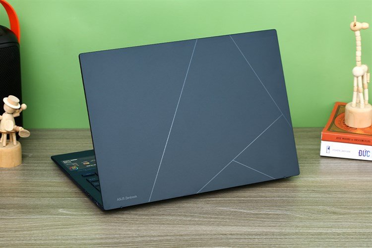 Thiết kế sang trọng của laptop Asus Zenbook, ảnh hưởng đến mức giá sản phẩm