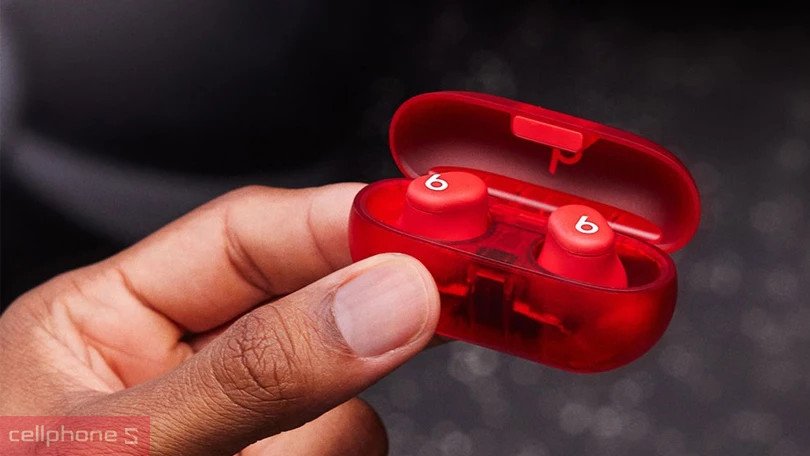 Thiết kế tai nghe Beats Solo Buds nhỏ gọn, vừa vặn trong lòng bàn tay