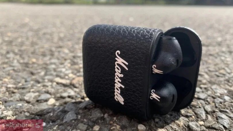 Thiết kế tai nghe Marshall Minor 3 dạng earbuds với logo Marshall nổi bật trên thân tai.