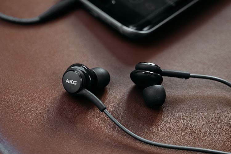 Thiết kế tai nghe nhét trong In-ear và Earbud tiếng Anh