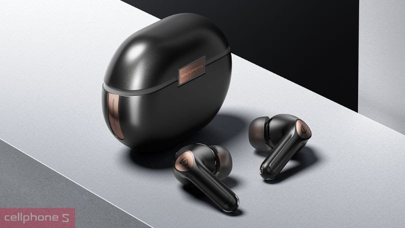 Thiết kế tai nghe SoundPEATS Air 4 Pro dạng in-ear màu đen bóng bẩy với hộp sạc nhỏ gọn