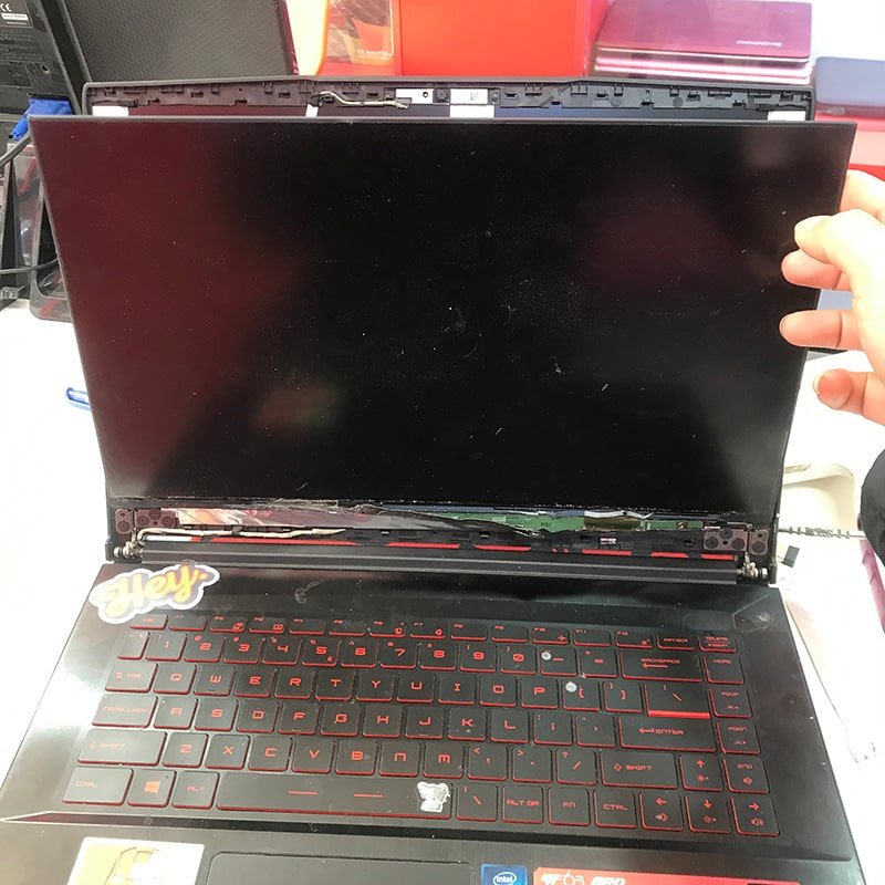 Thợ kỹ thuật đang thay thế màn hình cho laptop MSI GF63