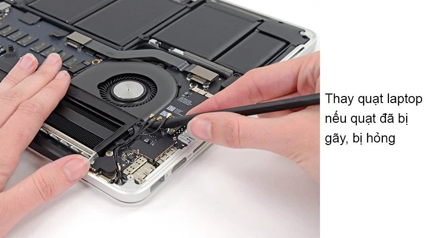 Thợ kỹ thuật đang thay thế quạt tản nhiệt mới cho laptop để chấm dứt tình trạng laptop ồn ào.