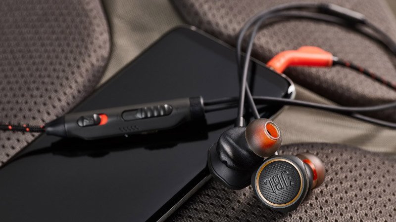 Thói quen rút cắm tai nghe liên tục dễ làm hỏng jack và lỗ cắm, gây lỗi tai nghe
