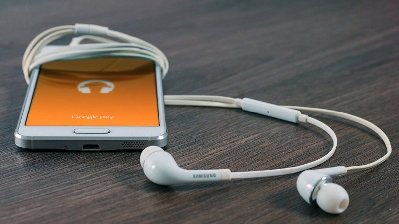 Thử kết nối điện thoại với tai nghe khác để kiểm tra lỗi tai nghe bị kẹt