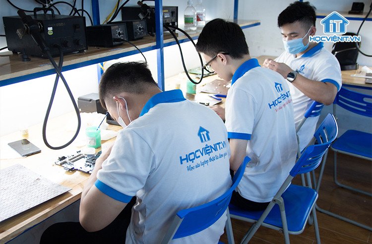 Thực hành khò hàn linh kiện chuyên sâu trong dạy nghề sửa chữa laptop