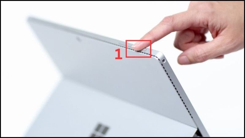 Thực hiện hard reset Surface laptop bằng nút nguồn