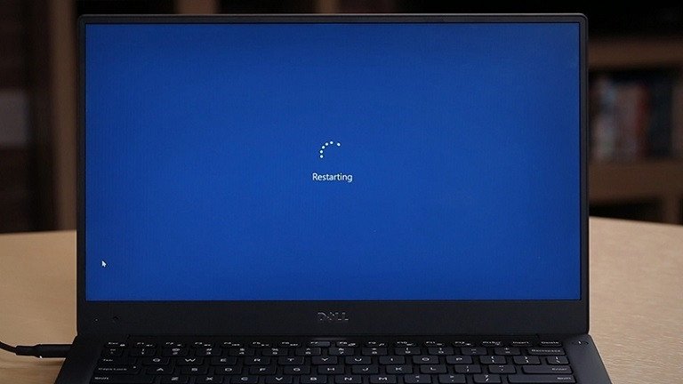 Thực hiện khởi động lại laptop Dell để xử lý lỗi đèn pin nhấp nhấp nháy
