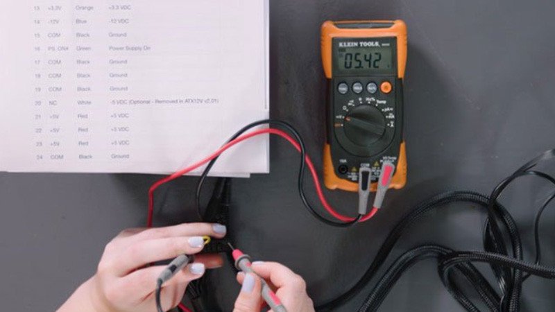 Thực hiện kiểm tra điện áp trên mainboard